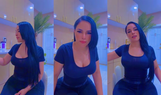 __la_hermosa__'s Live Session — Aug 4, 2026, 11:52 PM